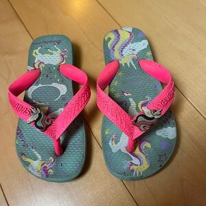 Havaianas Kids Flip Flops - Pink Straps with Green Unicorn Design